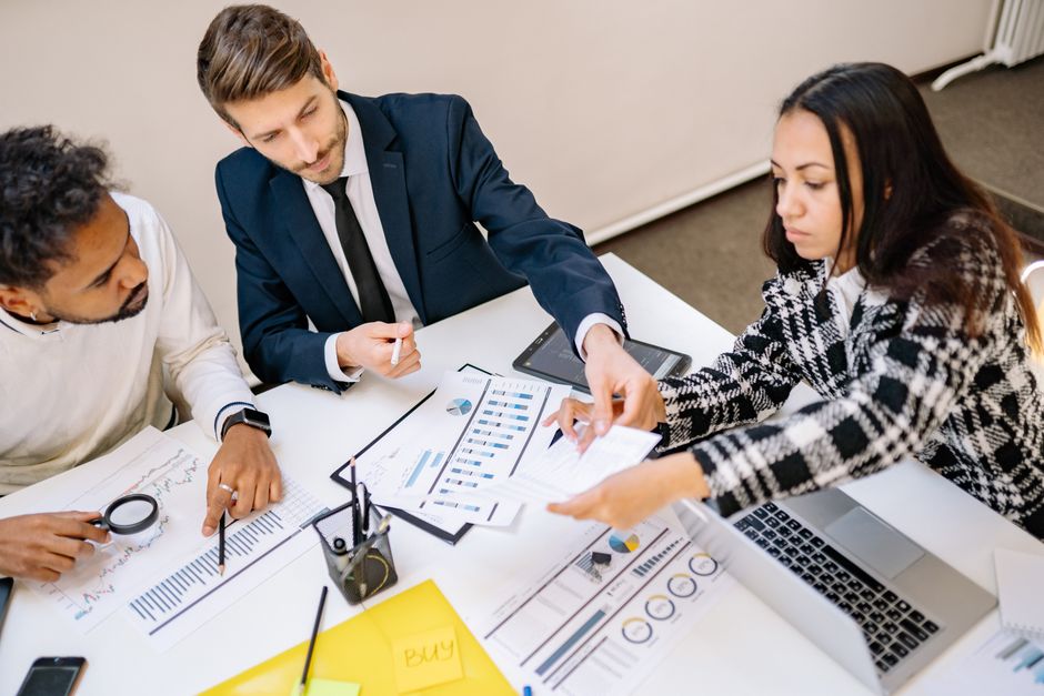 Receita Recorrente para Profissionais de Marketing: Do Projeto Pontual ao Faturamento Mensal com Clientes Locais