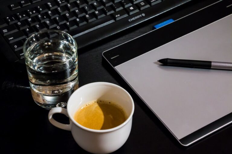 Receita Recorrente para Profissionais de Marketing: Do Projeto Pontual ao Faturamento Mensal com Clientes Locais